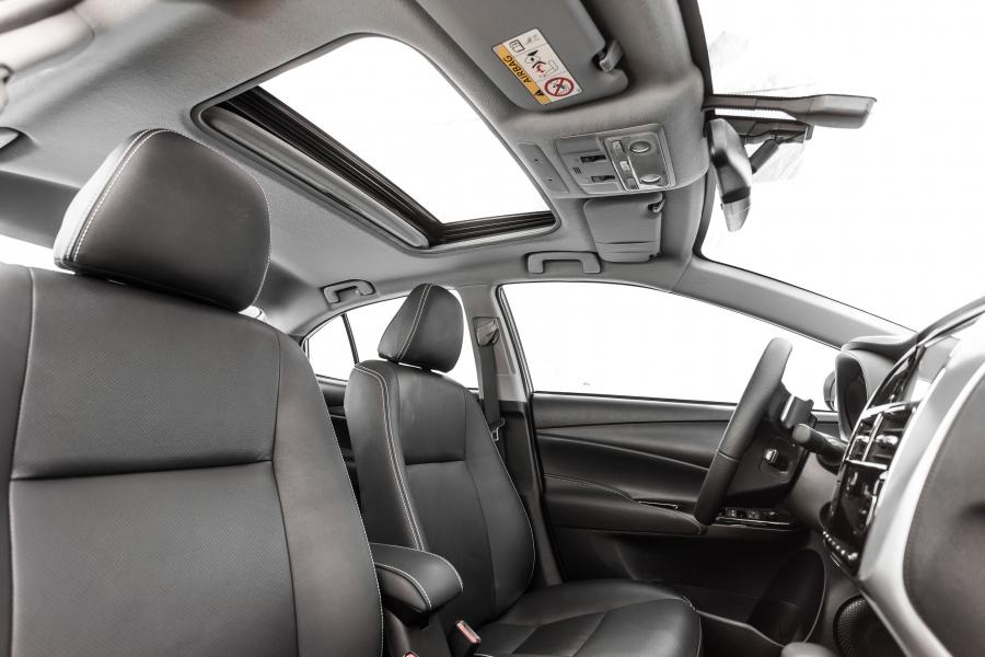 Интерьер Toyota Yaris XLS Sedan 2018 года  (LA) (фото 18 из 24)